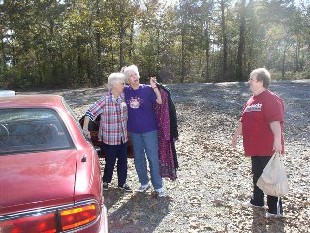 Peggy and Jo help Ms. Della with items